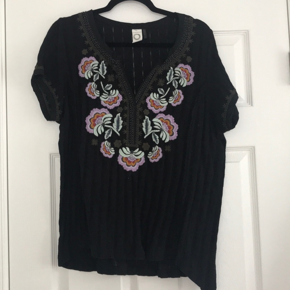 Anthropologie Akemi and Kim black flower top
